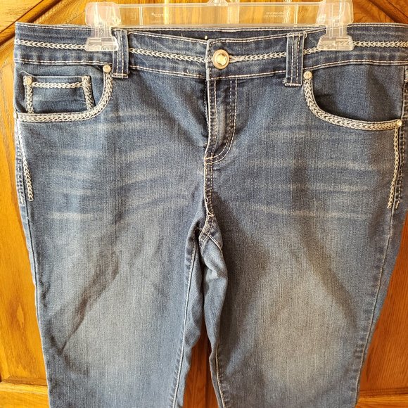 INC Petite denim Bermuda Shorts! - Picture 2 of 8